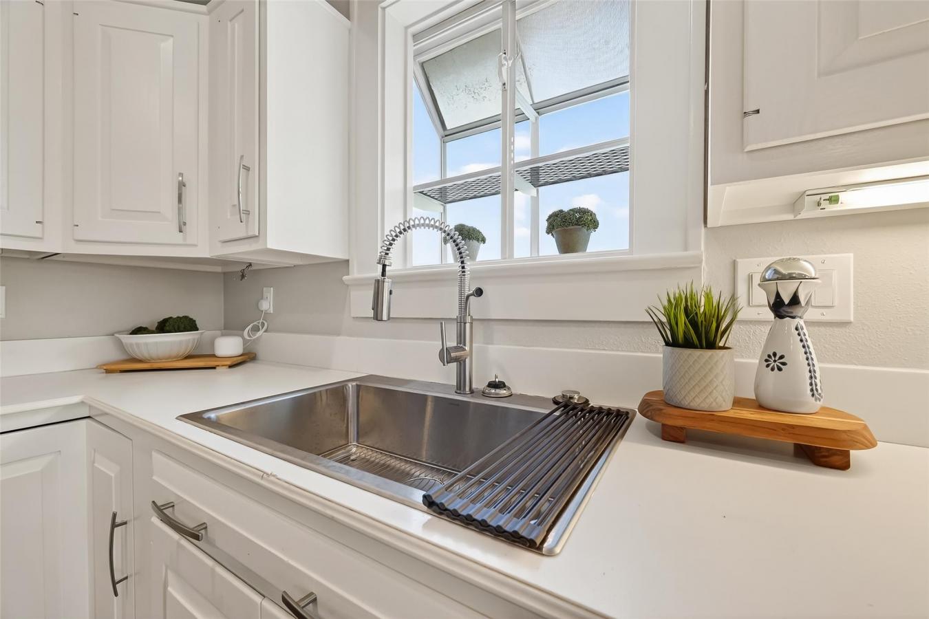 Houston, Texas, 77008, United States, 3 Bedrooms Bedrooms, ,2 BathroomsBathrooms,Residential,For Sale,2003760