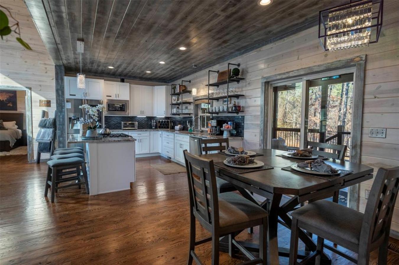 Broken Bow, McCurtain, 74728, United States, 2 Bedrooms Bedrooms, ,2 BathroomsBathrooms,Residential,For Sale,2003759