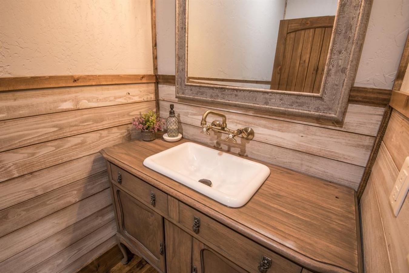 Broken Bow, McCurtain, 74728, United States, 5 Bedrooms Bedrooms, ,5 BathroomsBathrooms,Residential,For Sale,2003758