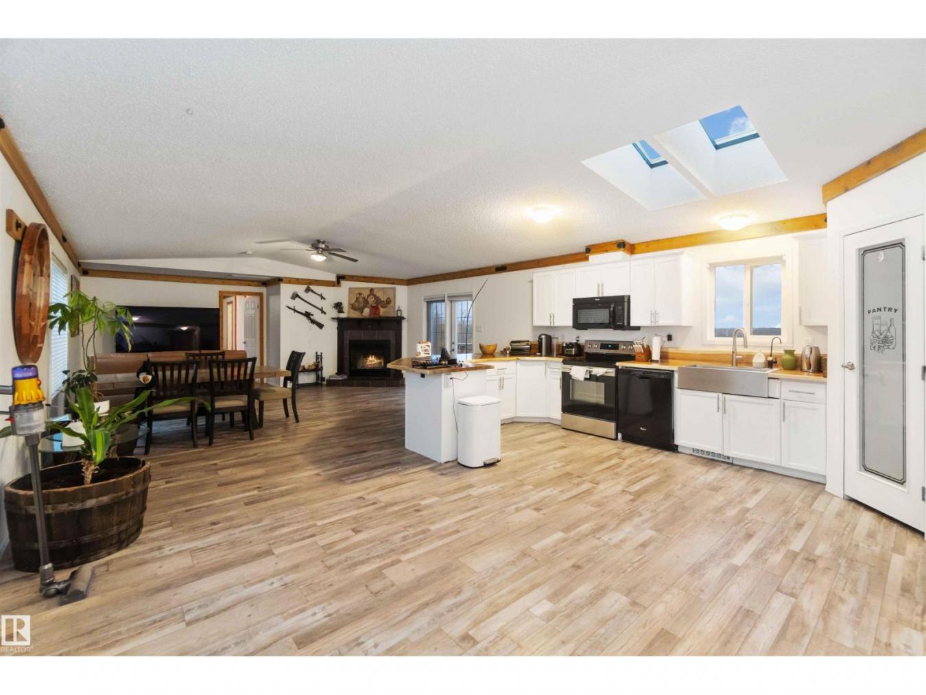 Rural Strathcona County, AB, T8E 2B4, Canada, 4 Bedrooms Bedrooms, ,3 BathroomsBathrooms,Residential,For Sale,2003754