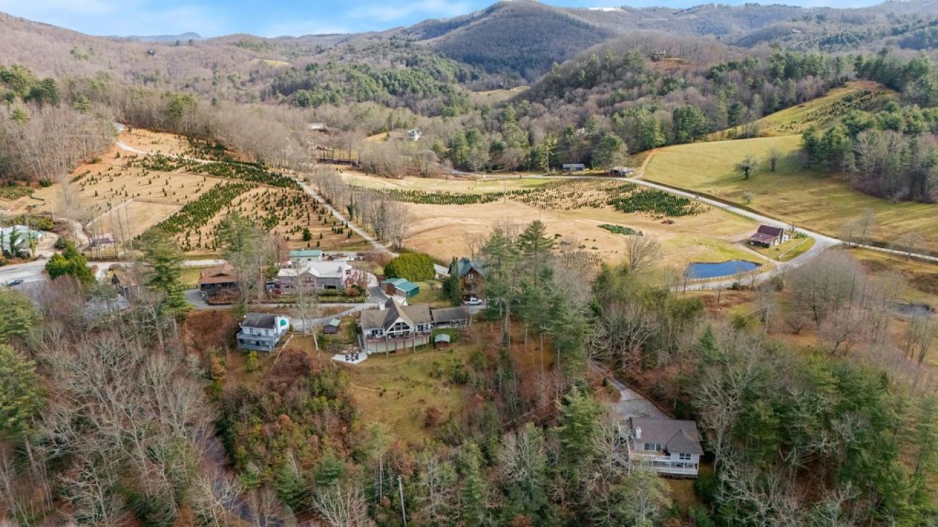 Glenville, Jackson, 28736, United States, 3 Bedrooms Bedrooms, ,3 BathroomsBathrooms,Residential,For Sale,2003738