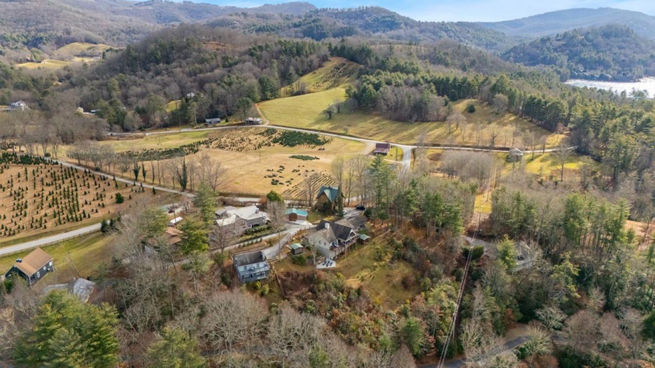 Glenville, Jackson, 28736, United States, 3 Bedrooms Bedrooms, ,3 BathroomsBathrooms,Residential,For Sale,2003738