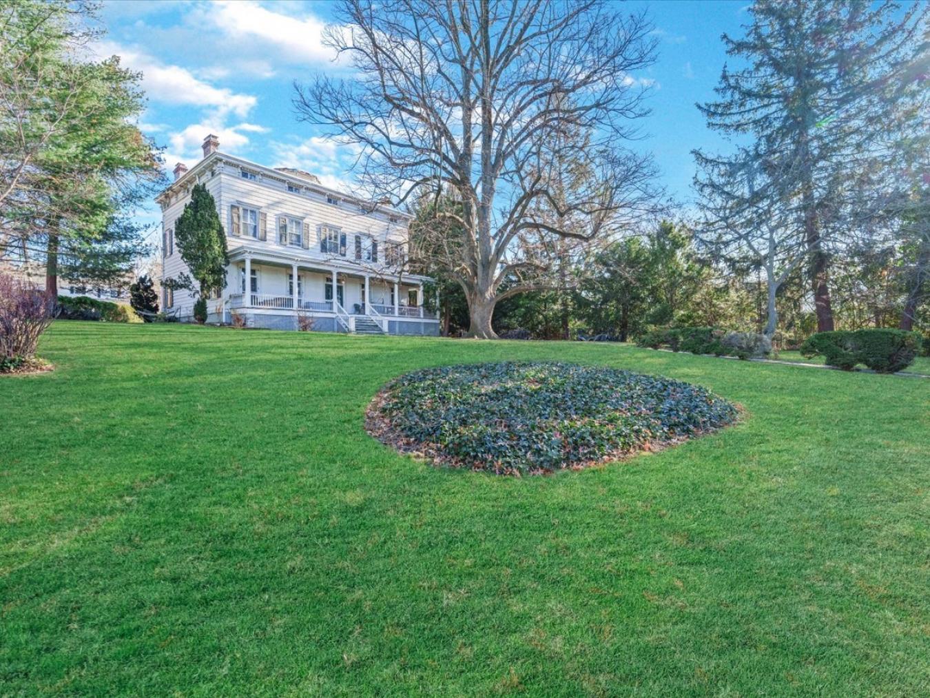 Douglaston, New York, 11363, United States, 6 Bedrooms Bedrooms, ,2 BathroomsBathrooms,Residential,For Sale,2003725