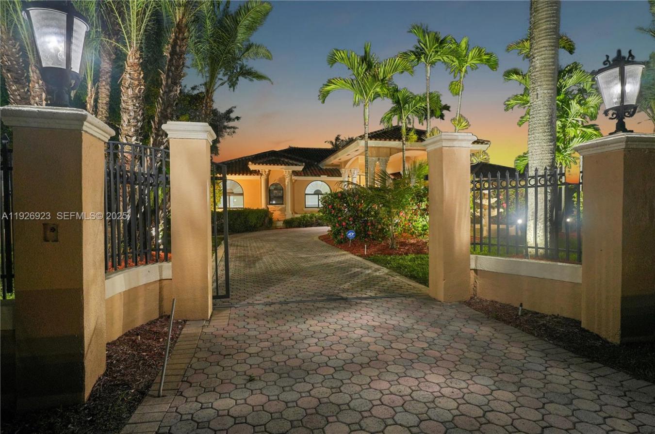 Miami, Miami-Dade County, 33175, United States, 8 Bedrooms Bedrooms, ,7 BathroomsBathrooms,Residential,For Sale,2003716