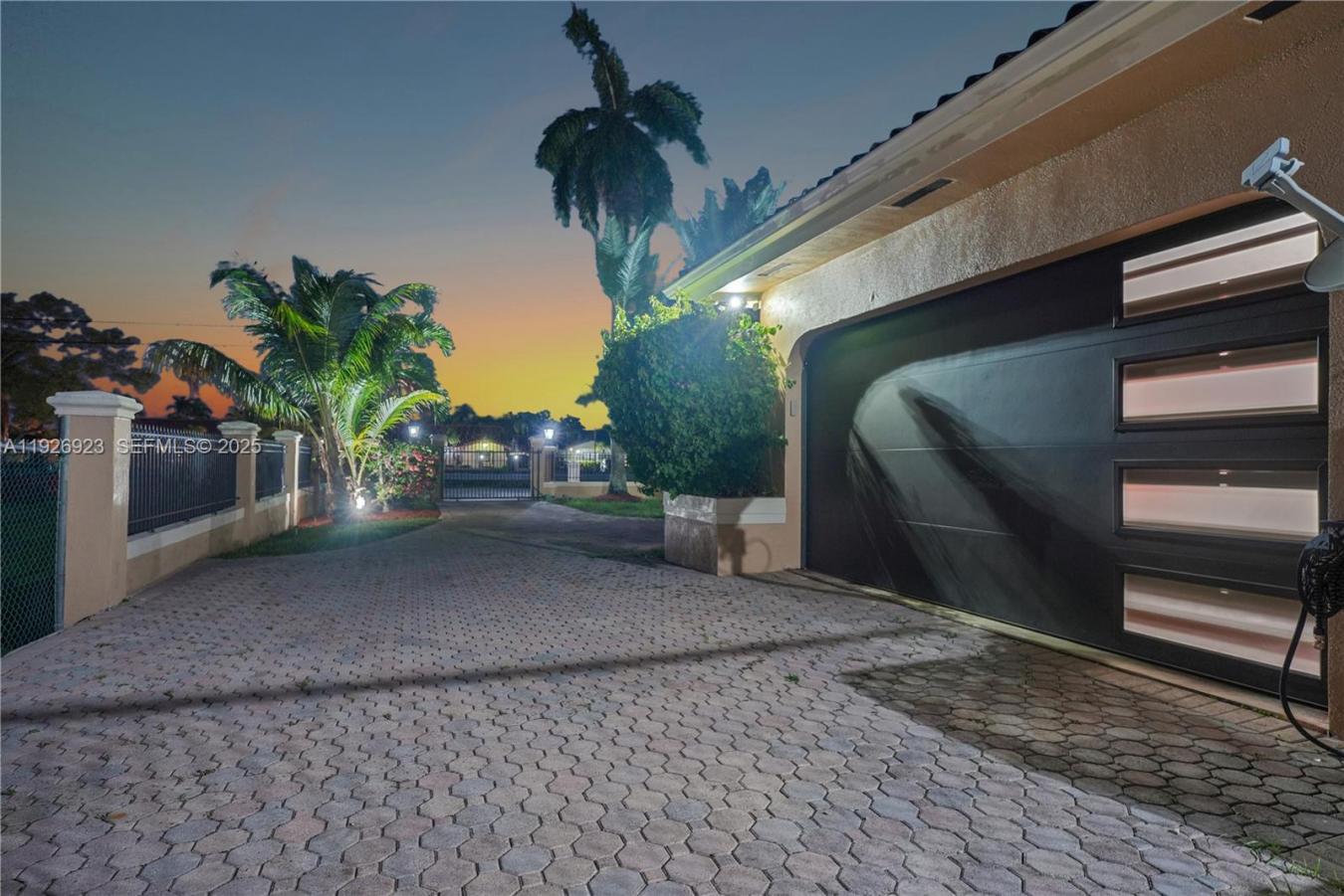 Miami, Miami-Dade County, 33175, United States, 8 Bedrooms Bedrooms, ,7 BathroomsBathrooms,Residential,For Sale,2003716