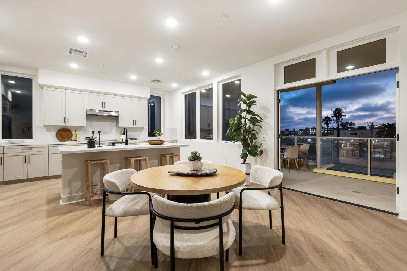 Huntington Beach, Orange, 92648, United States, 2 Bedrooms Bedrooms, ,2 BathroomsBathrooms,Residential,For Sale,2003711