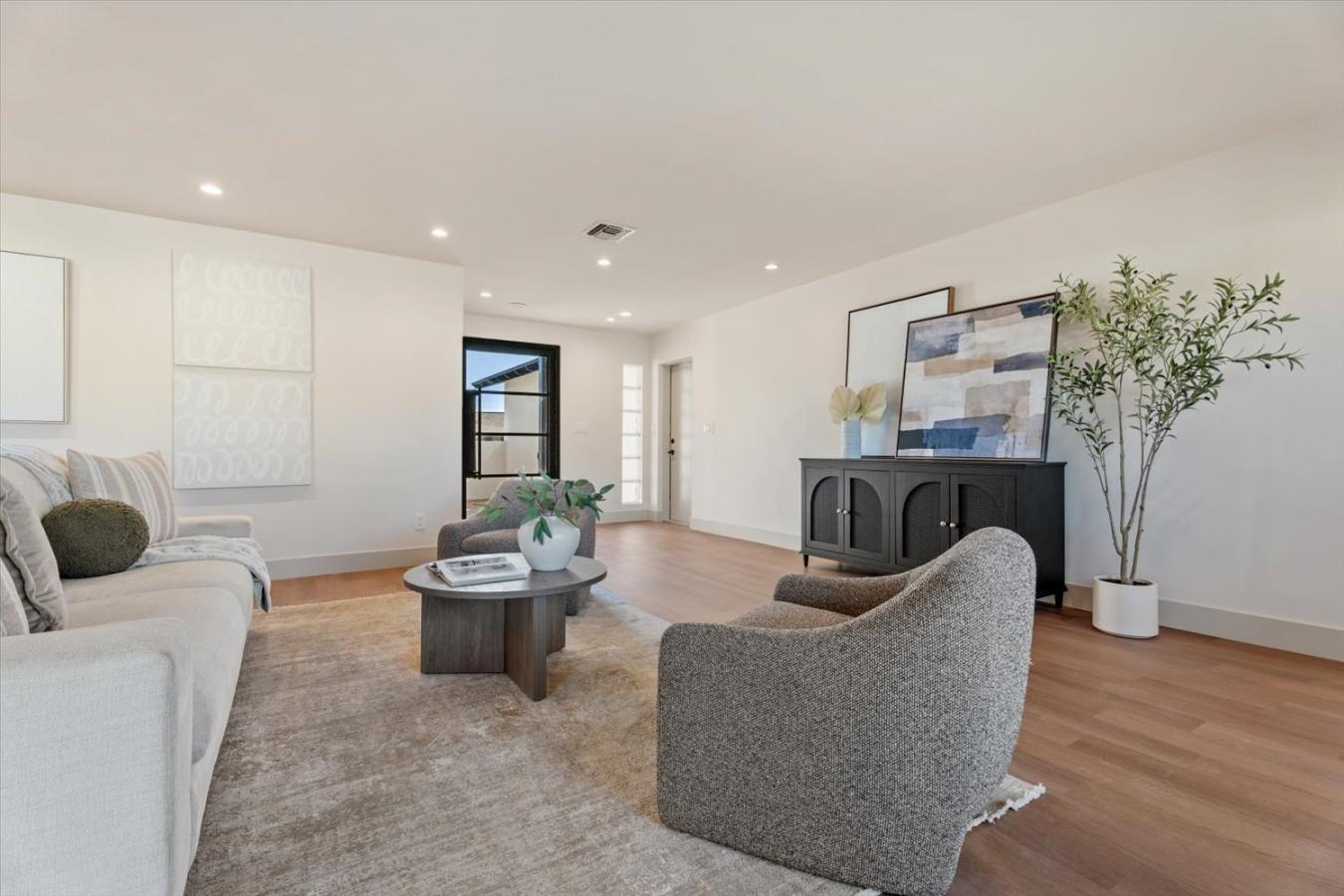 Scottsdale, Arizona, 85251, United States, 4 Bedrooms Bedrooms, ,3 BathroomsBathrooms,Residential,For Sale,2003702