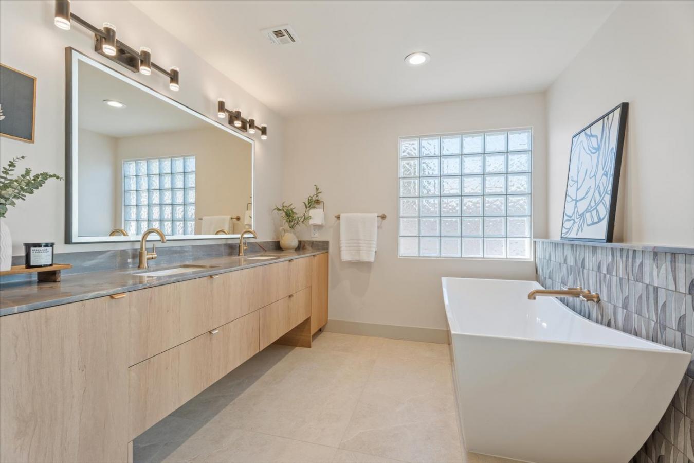 Scottsdale, Arizona, 85251, United States, 4 Bedrooms Bedrooms, ,3 BathroomsBathrooms,Residential,For Sale,2003702