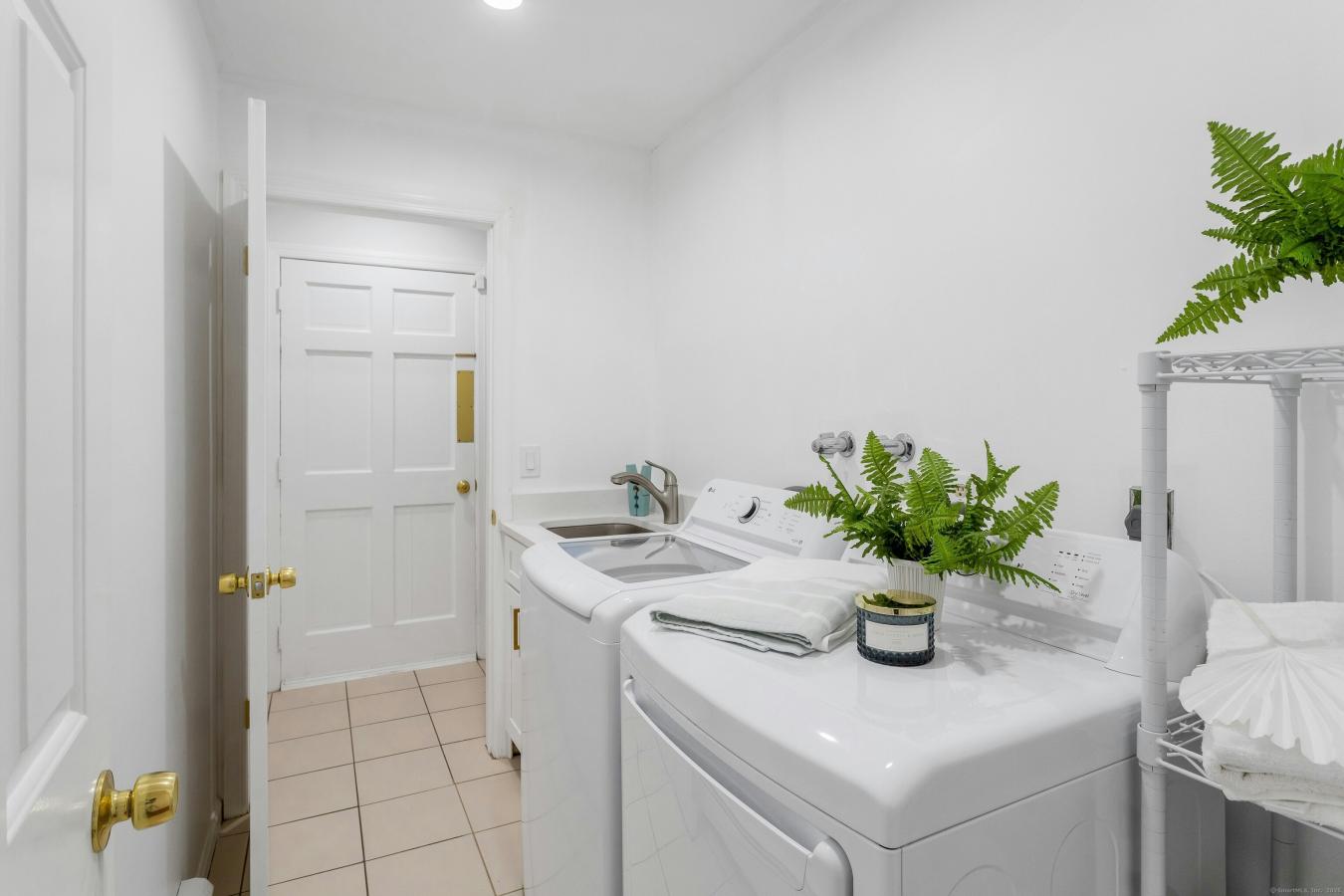 New Canaan, Connecticut, 06840, United States, 5 Bedrooms Bedrooms, ,3 BathroomsBathrooms,Residential,For Sale,2003681