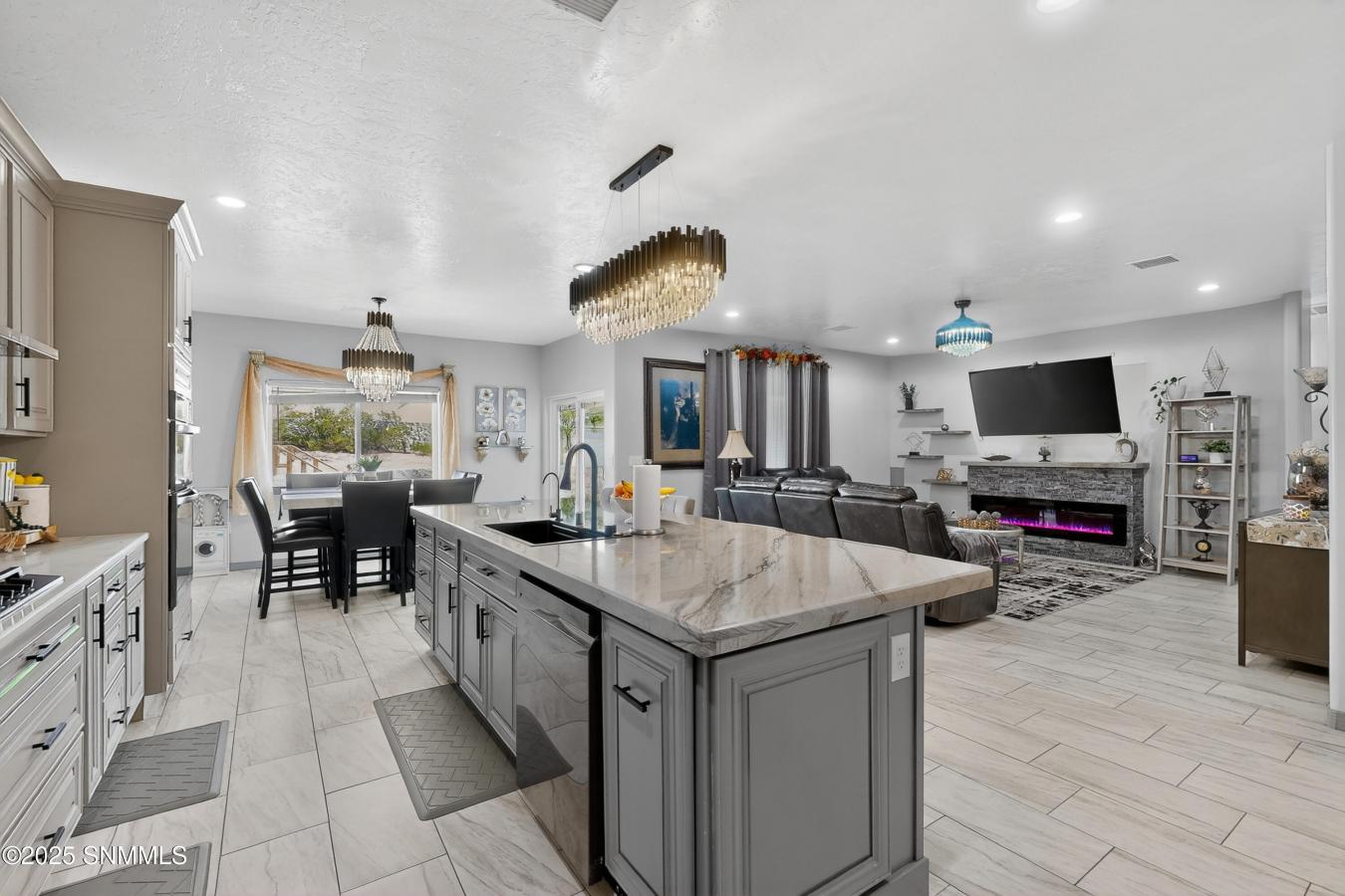 Is there a 3-bed single family residence in Elks Area that combines mo – image 15