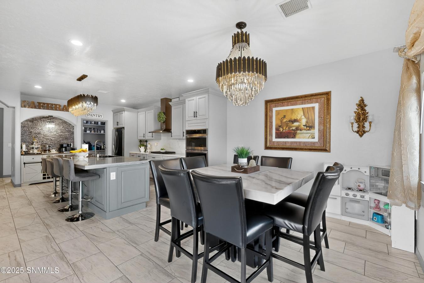 Is there a 3-bed single family residence in Elks Area that combines mo – image 17