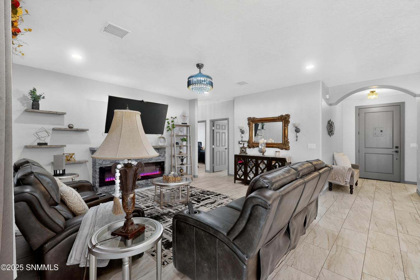 Is there a 3-bed single family residence in Elks Area that combines mo – image 13