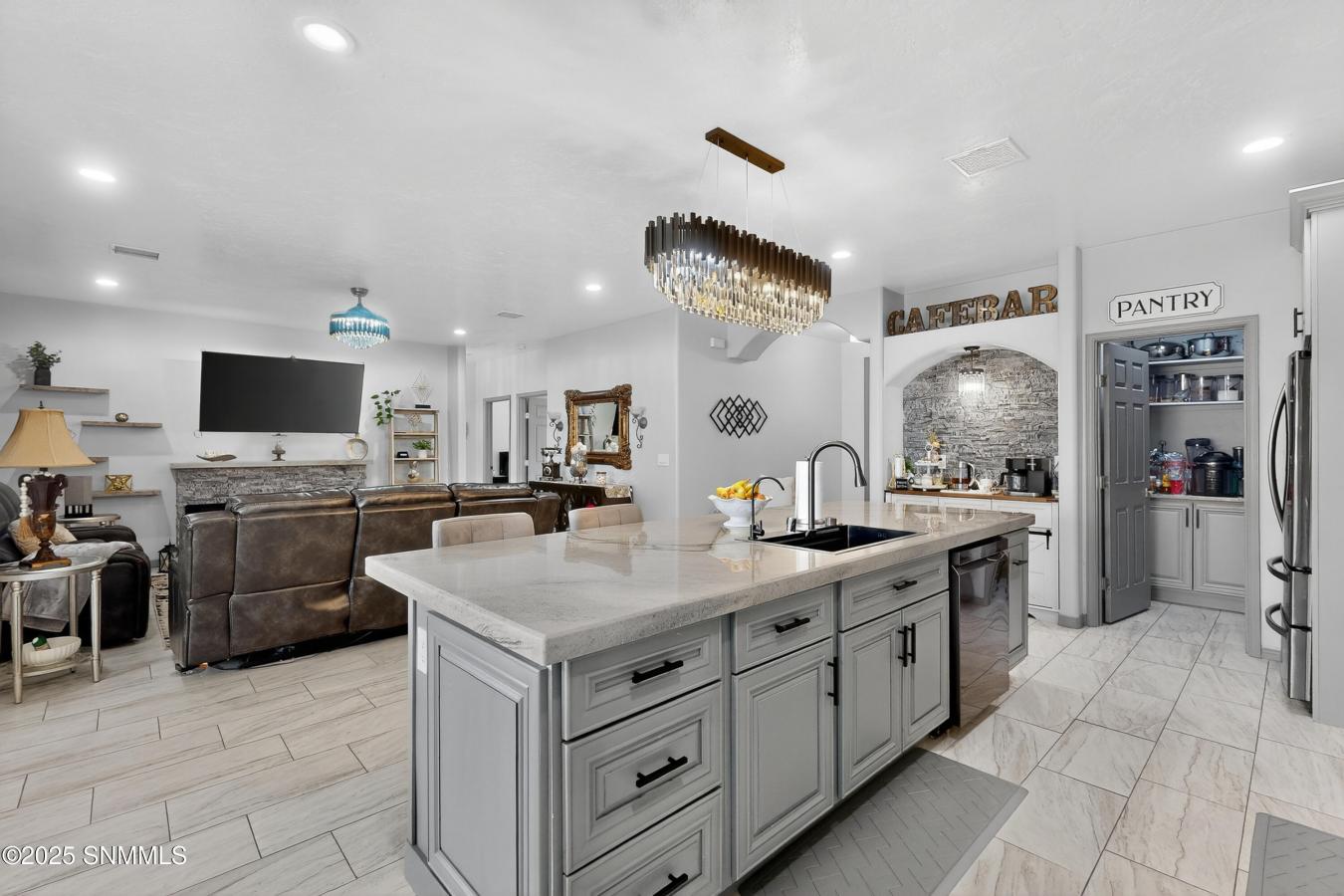 Is there a 3-bed single family residence in Elks Area that combines mo – image 5