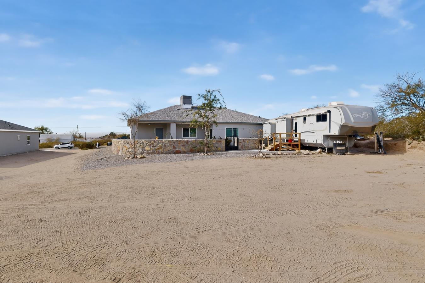 Is there a 3-bed single family residence in Elks Area that combines mo – image 10