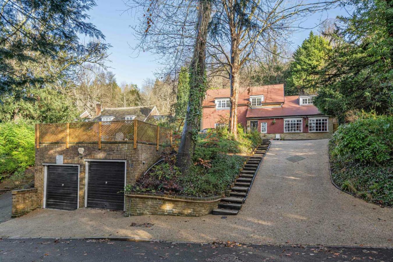 Warlingham, Surrey, CR6 9JE, United Kingdom, 4 Bedrooms Bedrooms, ,2 BathroomsBathrooms,Residential,For Sale,2003628