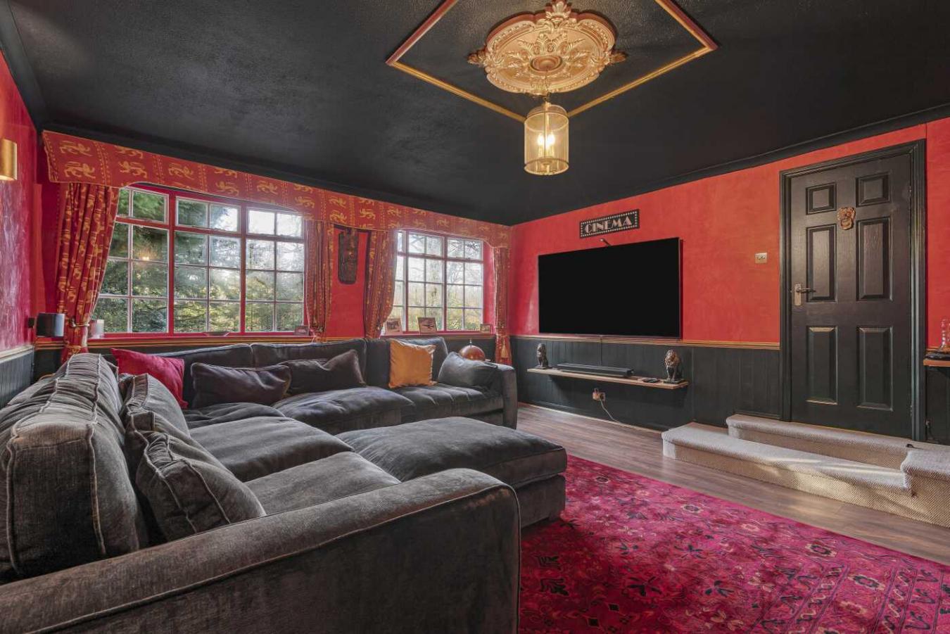 Warlingham, Surrey, CR6 9JE, United Kingdom, 4 Bedrooms Bedrooms, ,2 BathroomsBathrooms,Residential,For Sale,2003628