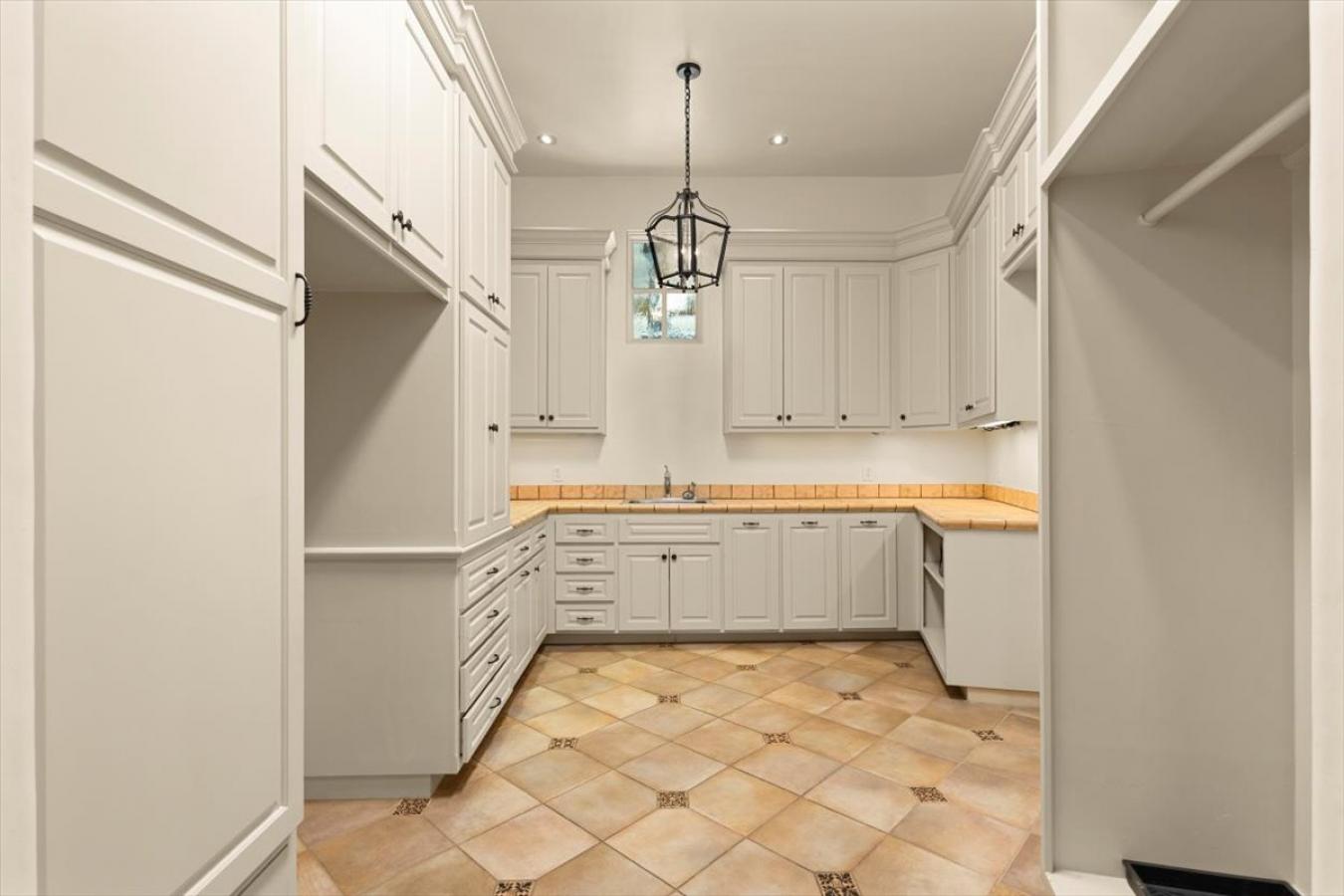 Tyler, Smith, 75709, United States, 6 Bedrooms Bedrooms, ,5 BathroomsBathrooms,Residential,For Sale,2003577