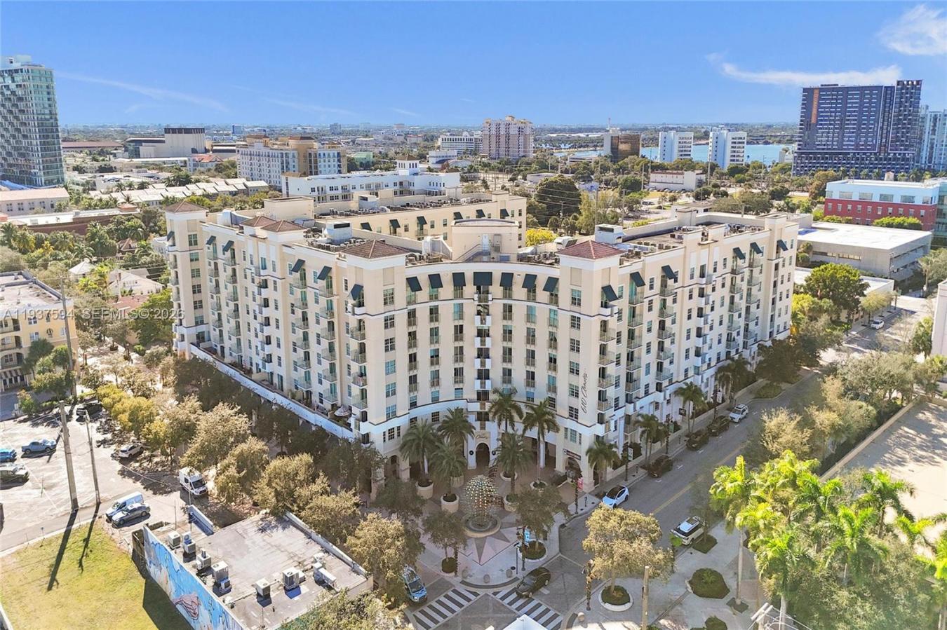 Live in the heart of downtown West Palm Beach in this beautifully upgr – image 1