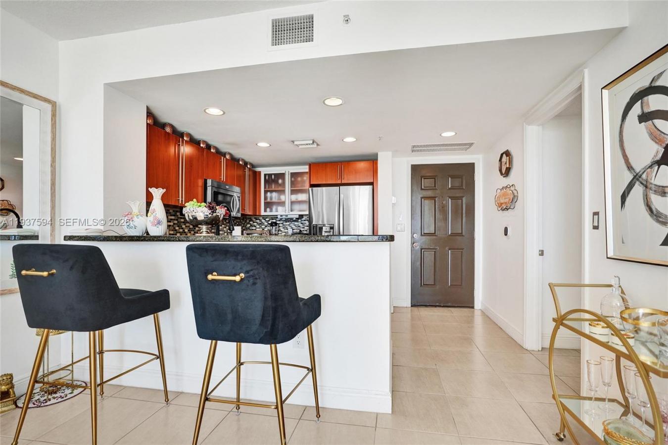 Live in the heart of downtown West Palm Beach in this beautifully upgr – image 10