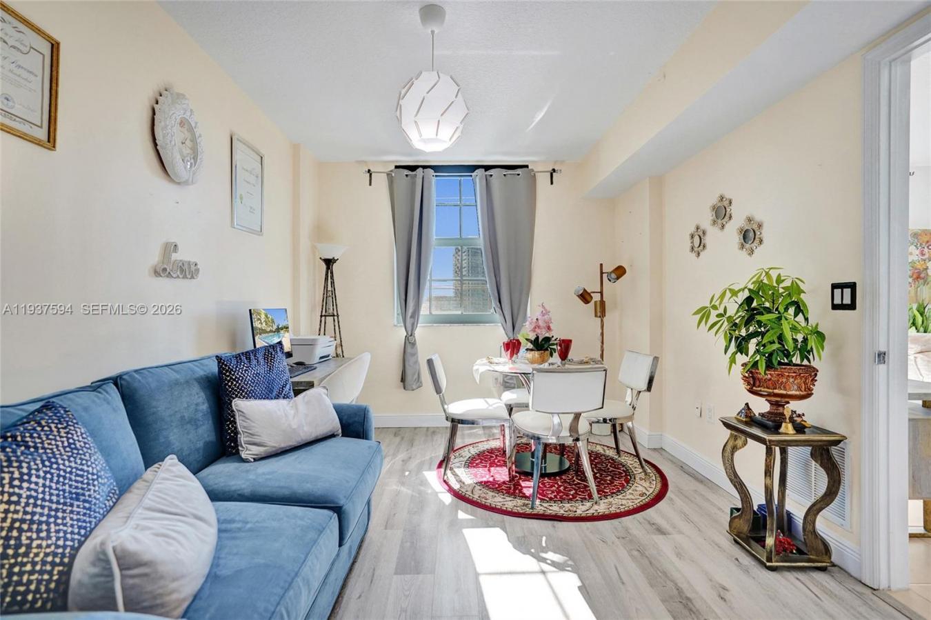 Live in the heart of downtown West Palm Beach in this beautifully upgr – image 11