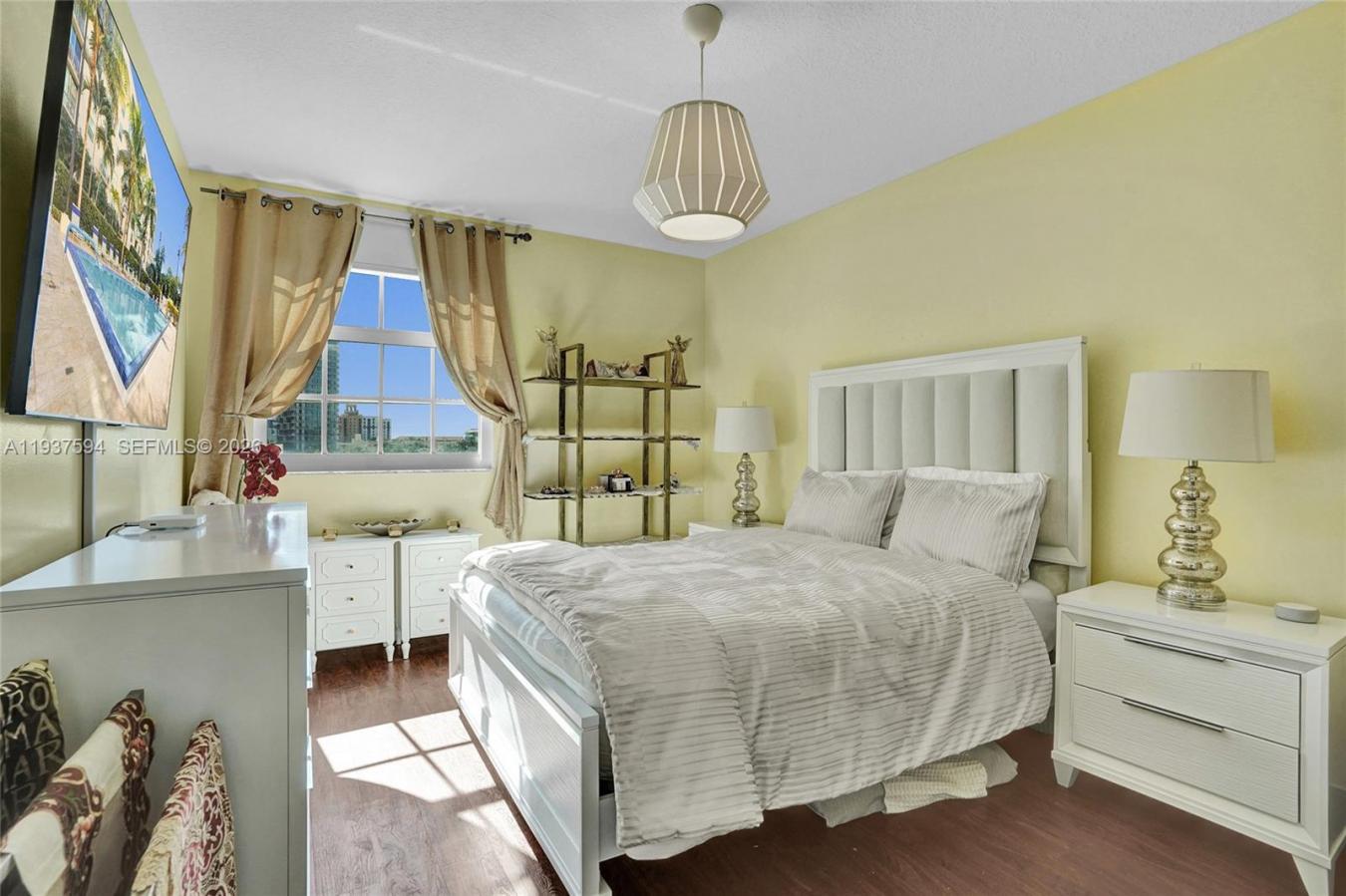 Live in the heart of downtown West Palm Beach in this beautifully upgr – image 14