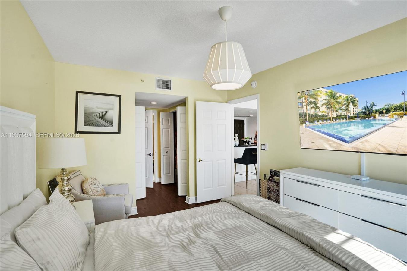 Live in the heart of downtown West Palm Beach in this beautifully upgr – image 15