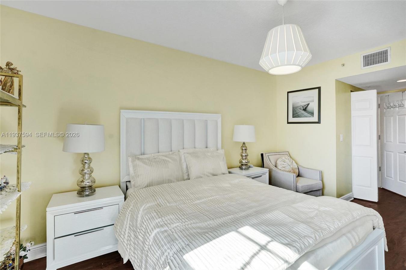 Live in the heart of downtown West Palm Beach in this beautifully upgr – image 16