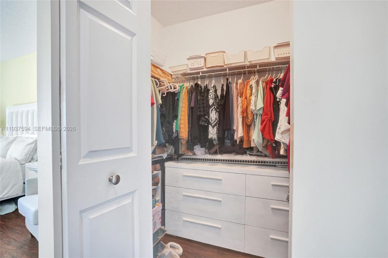 Live in the heart of downtown West Palm Beach in this beautifully upgr – image 17