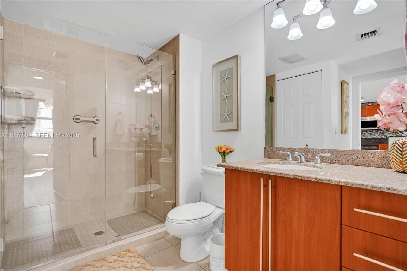 Live in the heart of downtown West Palm Beach in this beautifully upgr – image 18