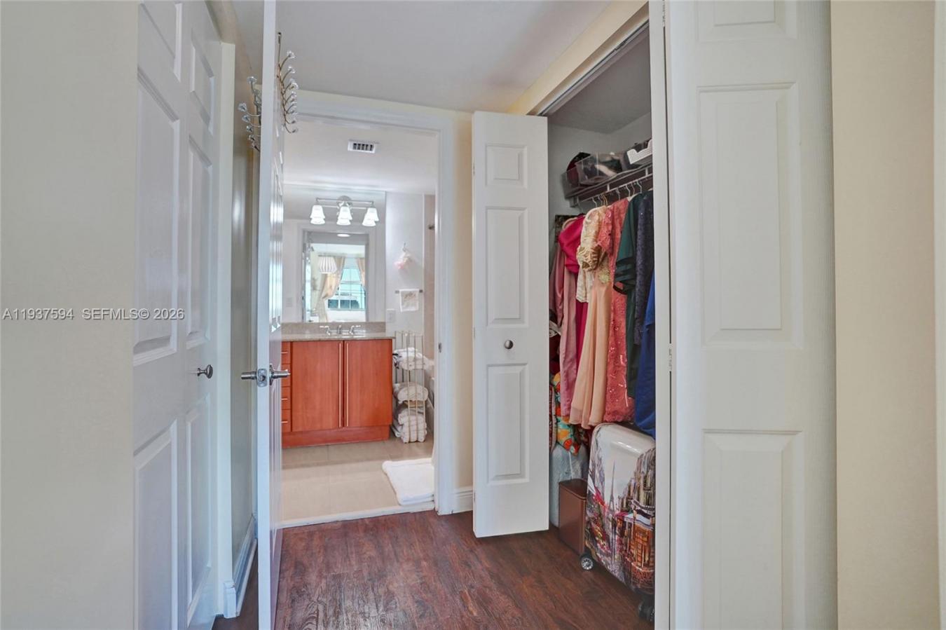 Live in the heart of downtown West Palm Beach in this beautifully upgr – image 19