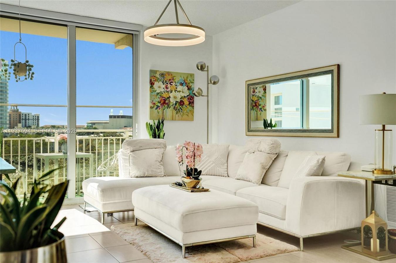 Live in the heart of downtown West Palm Beach in this beautifully upgr – image 2