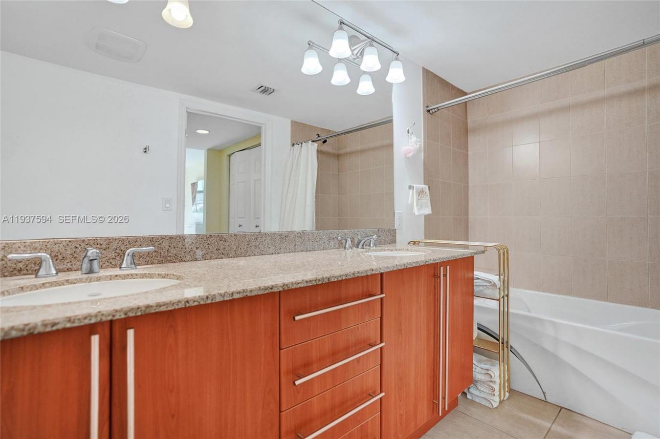 Live in the heart of downtown West Palm Beach in this beautifully upgr – image 20