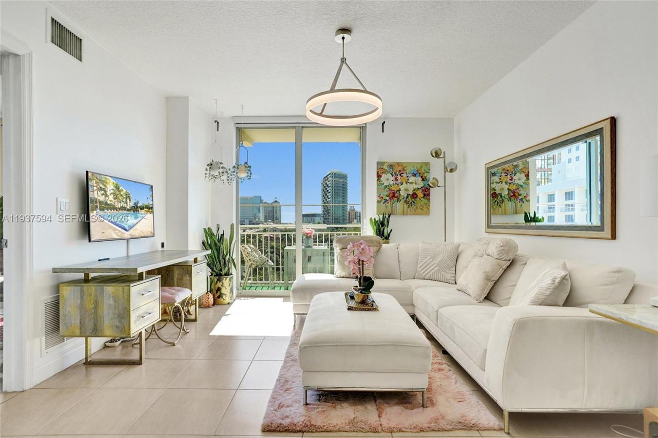 Live in the heart of downtown West Palm Beach in this beautifully upgr – image 3