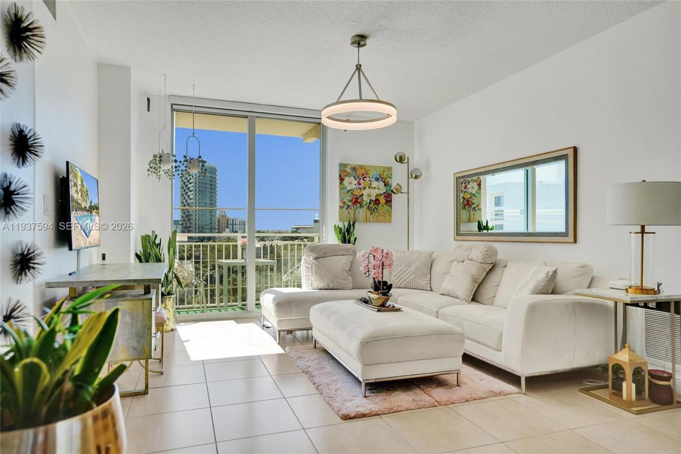 Live in the heart of downtown West Palm Beach in this beautifully upgr – image 4