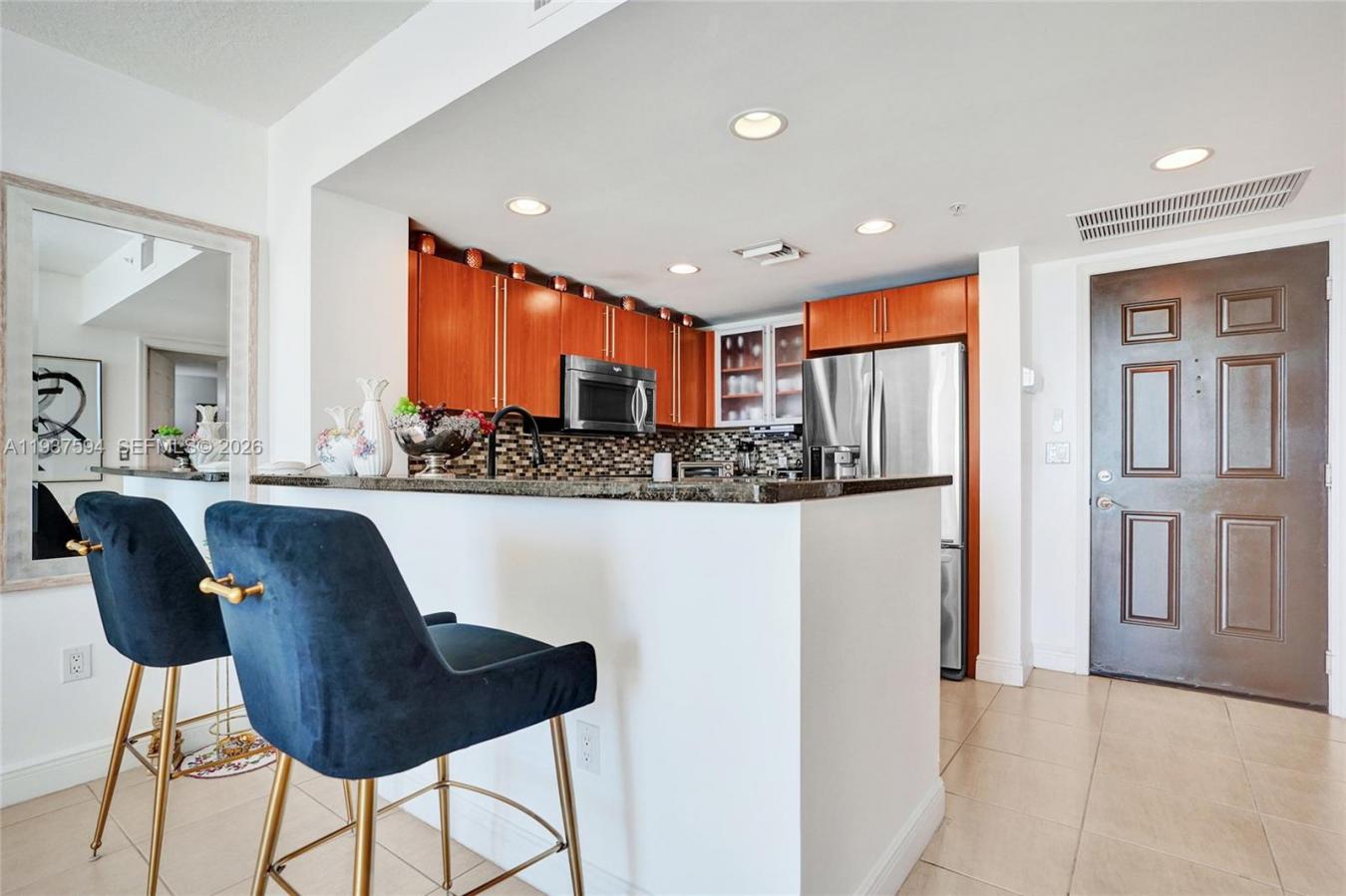 Live in the heart of downtown West Palm Beach in this beautifully upgr – image 5