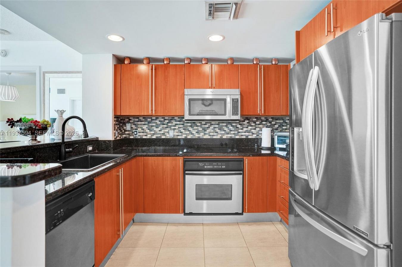 Live in the heart of downtown West Palm Beach in this beautifully upgr – image 6