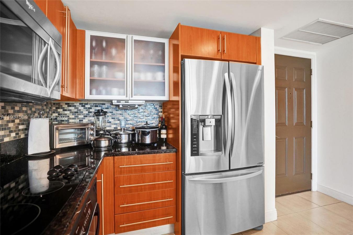 Live in the heart of downtown West Palm Beach in this beautifully upgr – image 7