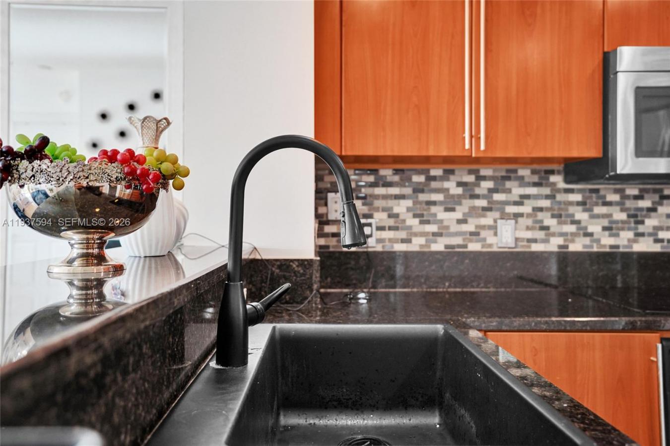 Live in the heart of downtown West Palm Beach in this beautifully upgr – image 8