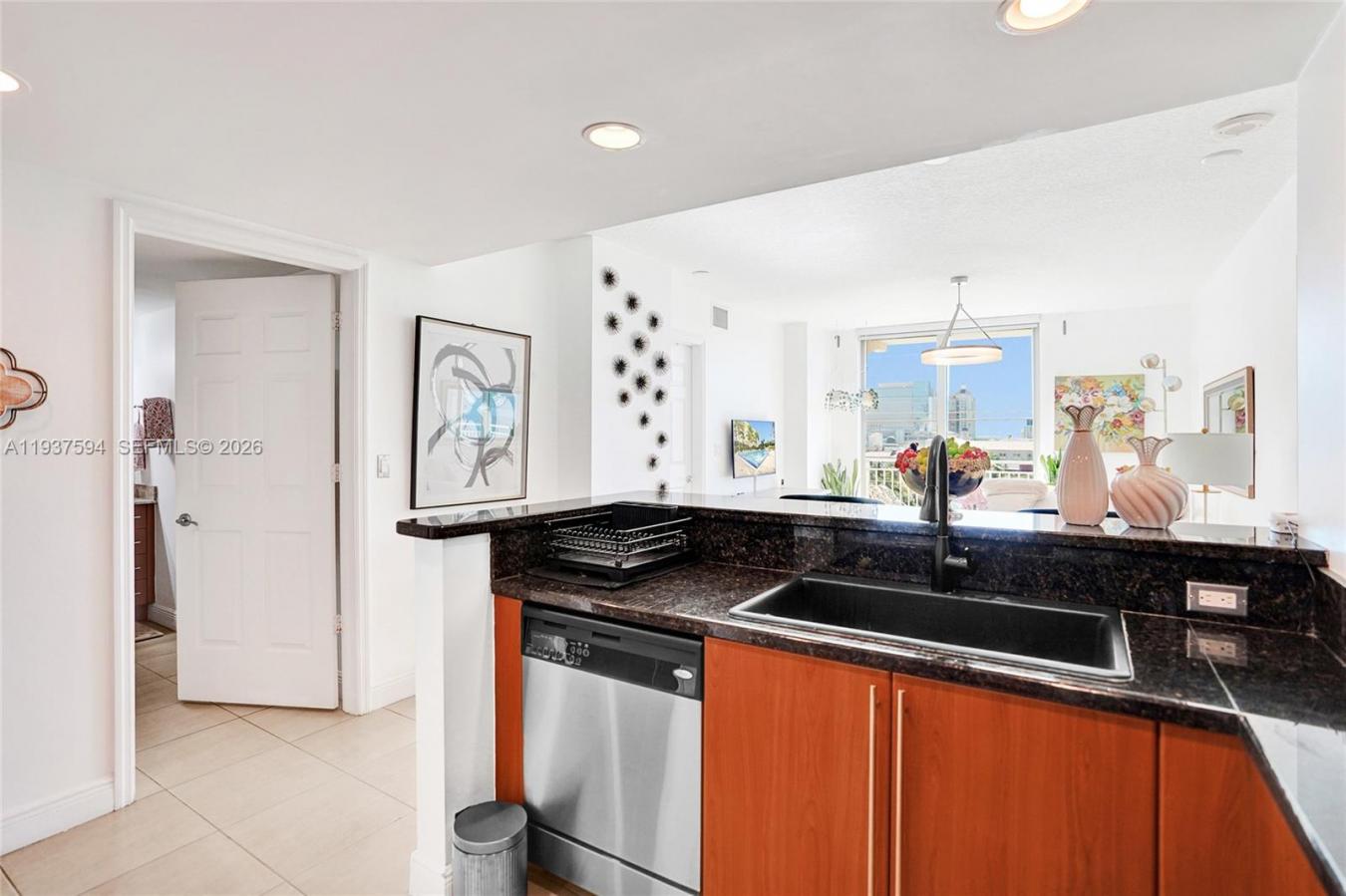 Live in the heart of downtown West Palm Beach in this beautifully upgr – image 9