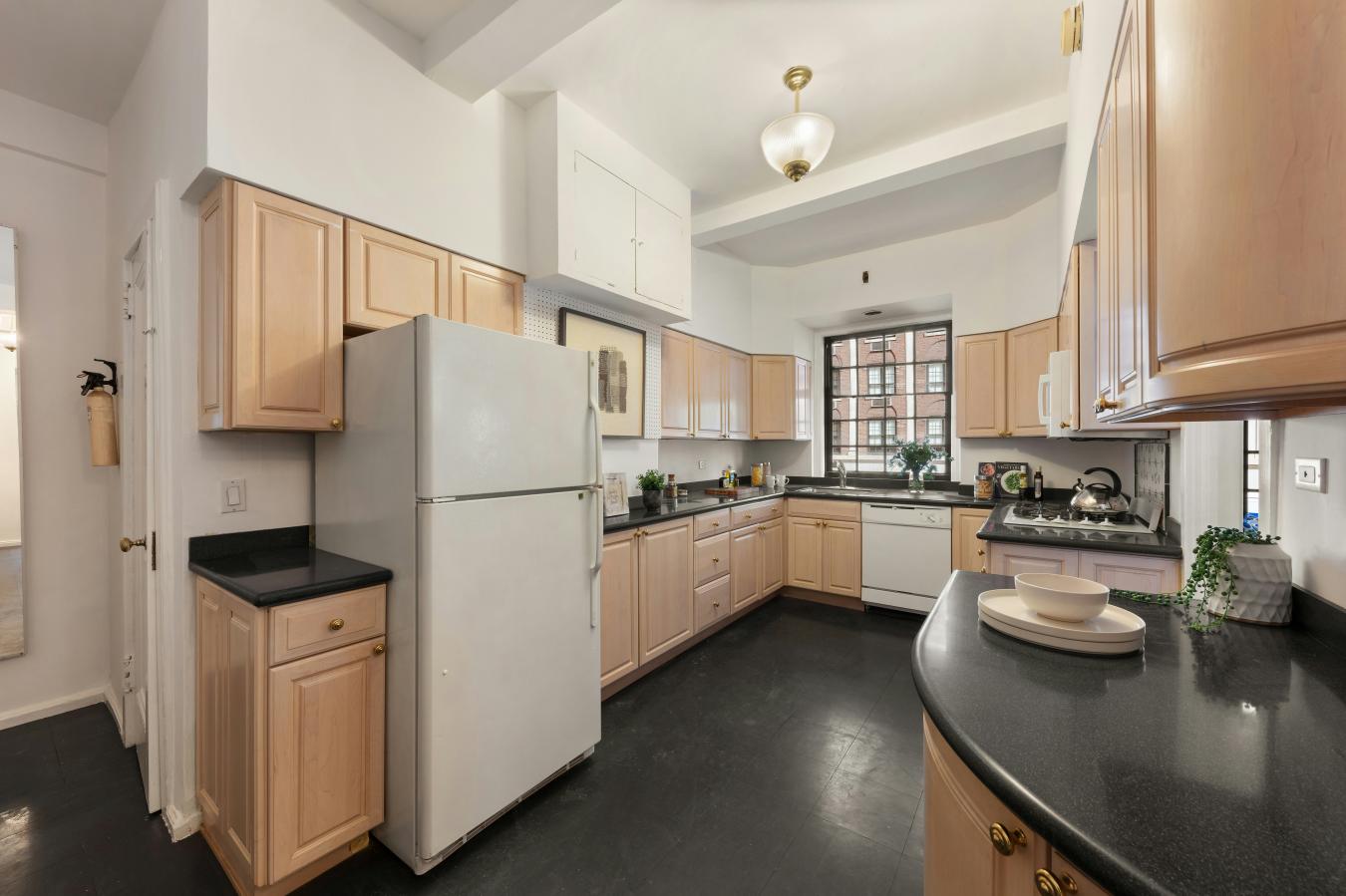 New York, New York, 10021, United States, 3 Bedrooms Bedrooms, ,2 BathroomsBathrooms,Residential,For Sale,2007573