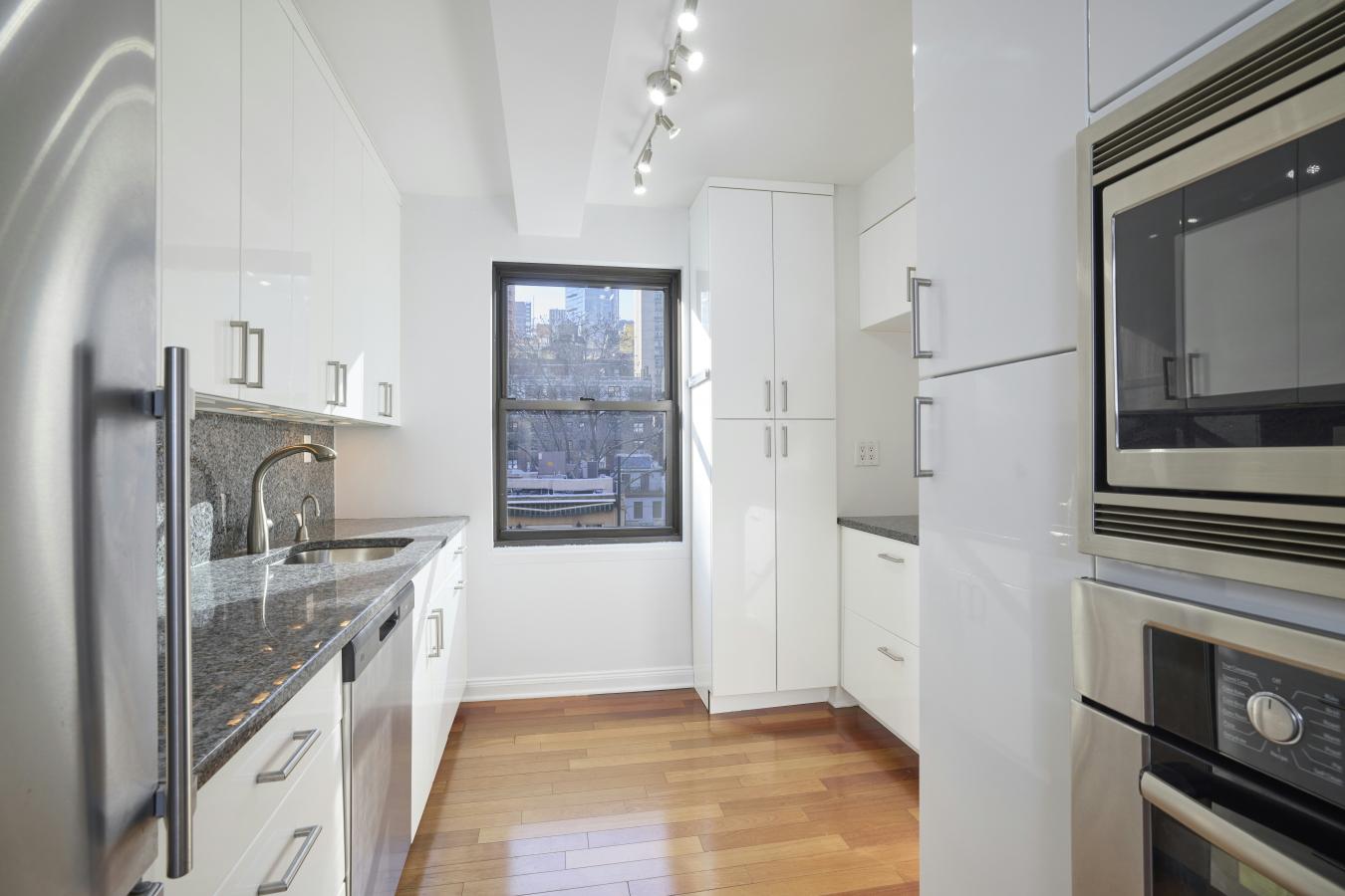 New York, New York, 10017, United States, 4 Bedrooms Bedrooms, ,2 BathroomsBathrooms,Residential,For Sale,2007569