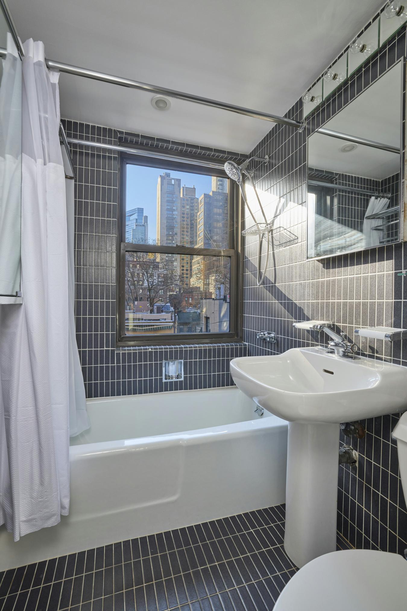 New York, New York, 10017, United States, 4 Bedrooms Bedrooms, ,2 BathroomsBathrooms,Residential,For Sale,2007569