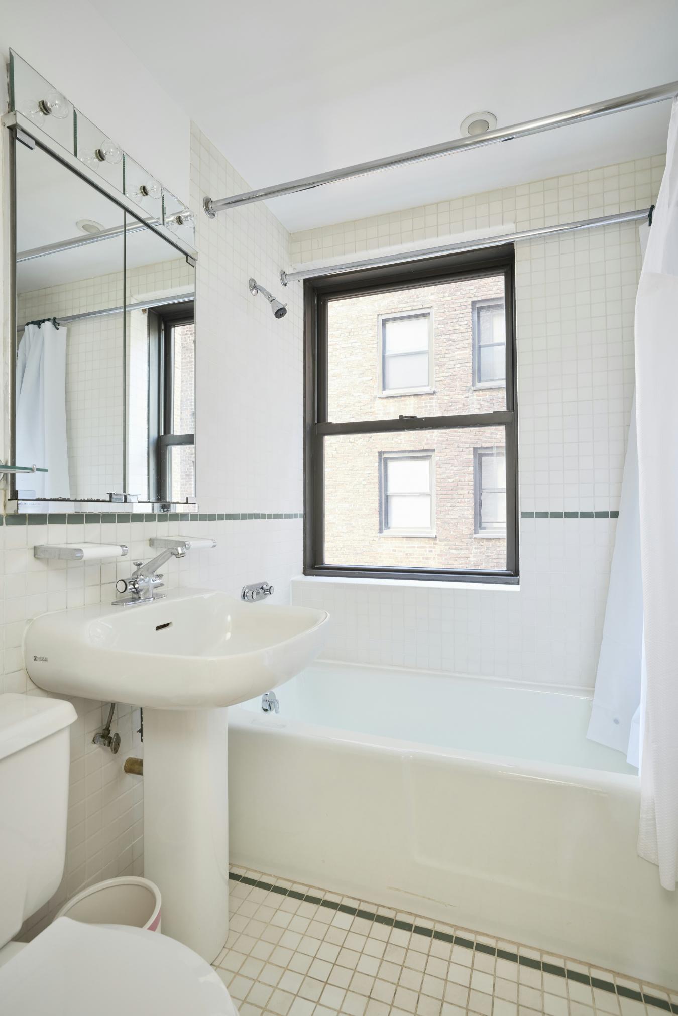 New York, New York, 10017, United States, 4 Bedrooms Bedrooms, ,2 BathroomsBathrooms,Residential,For Sale,2007569