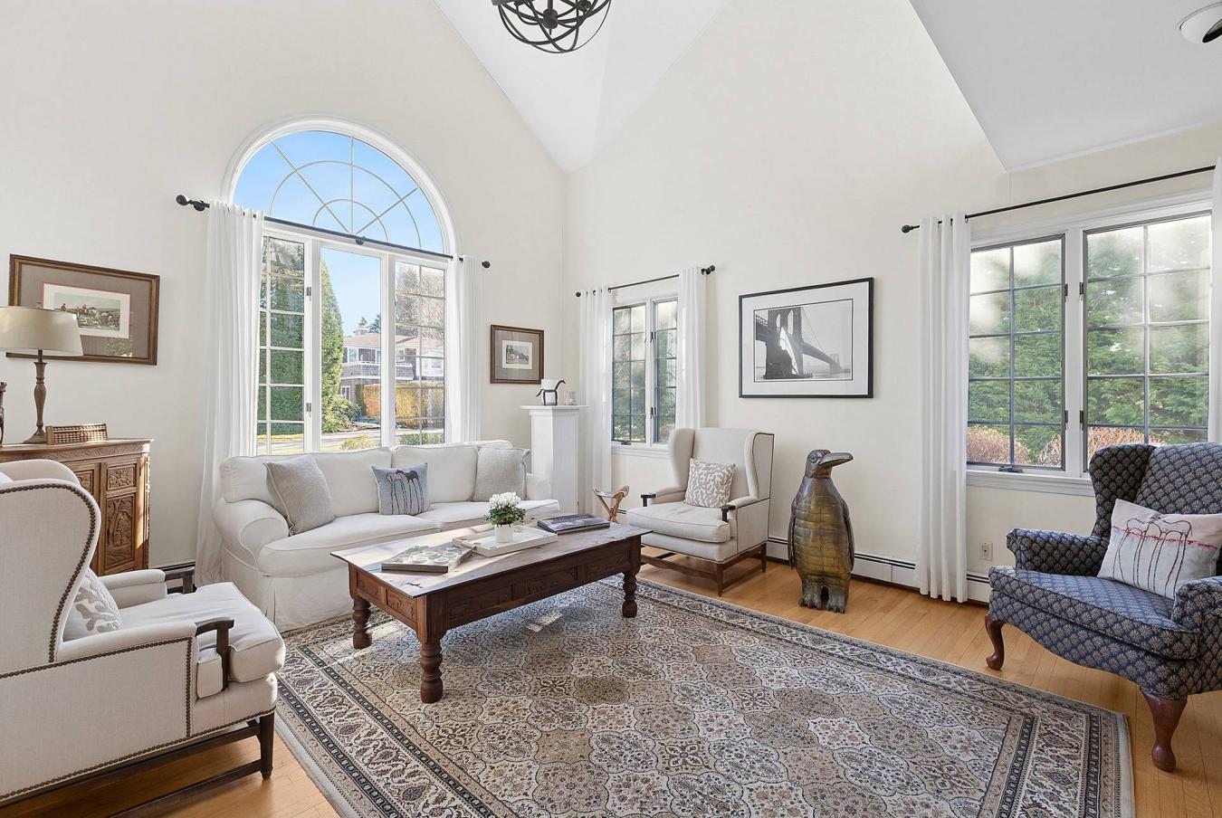 East Hampton, New York, 11937, United States, 4 Bedrooms Bedrooms, ,2 BathroomsBathrooms,Residential,For Sale,2007863