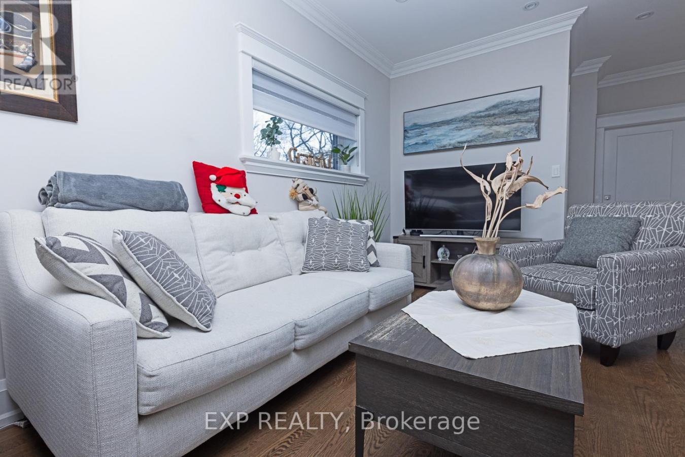 Toronto (Broadview North), Canada, M4K2K3, Canada, 6 Bedrooms Bedrooms, ,4 BathroomsBathrooms,Residential,For Sale,2008224