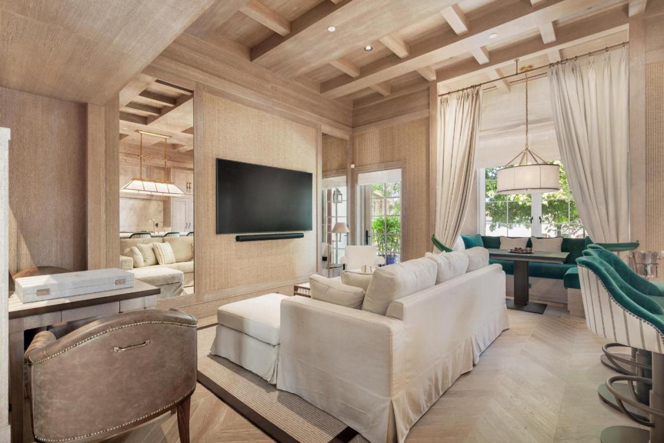 Palm Beach, Florida, 33480, United States, 2 Bedrooms Bedrooms, ,2 BathroomsBathrooms,Residential,For Sale,2009347