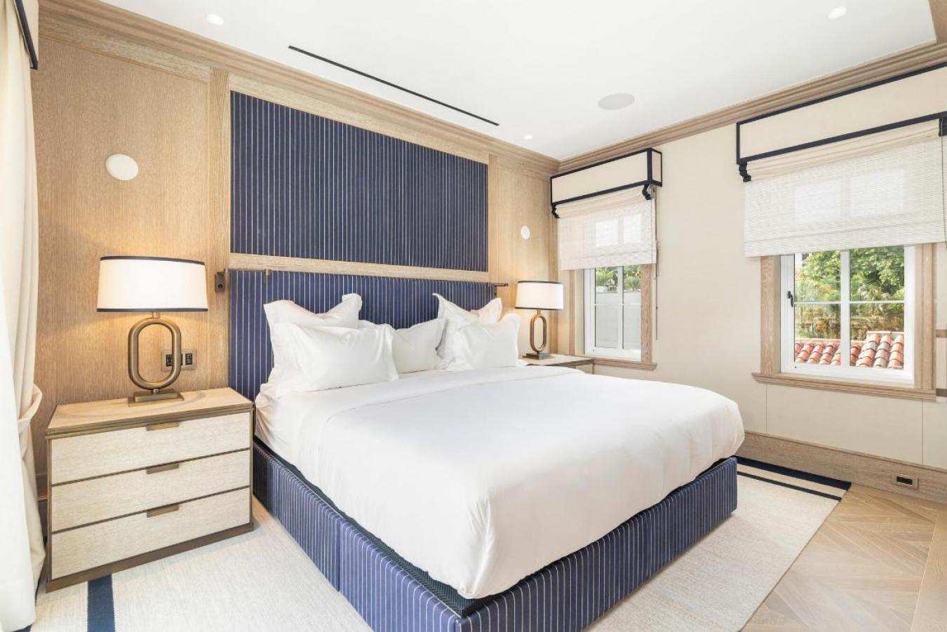 Palm Beach, Florida, 33480, United States, 2 Bedrooms Bedrooms, ,2 BathroomsBathrooms,Residential,For Sale,2009347