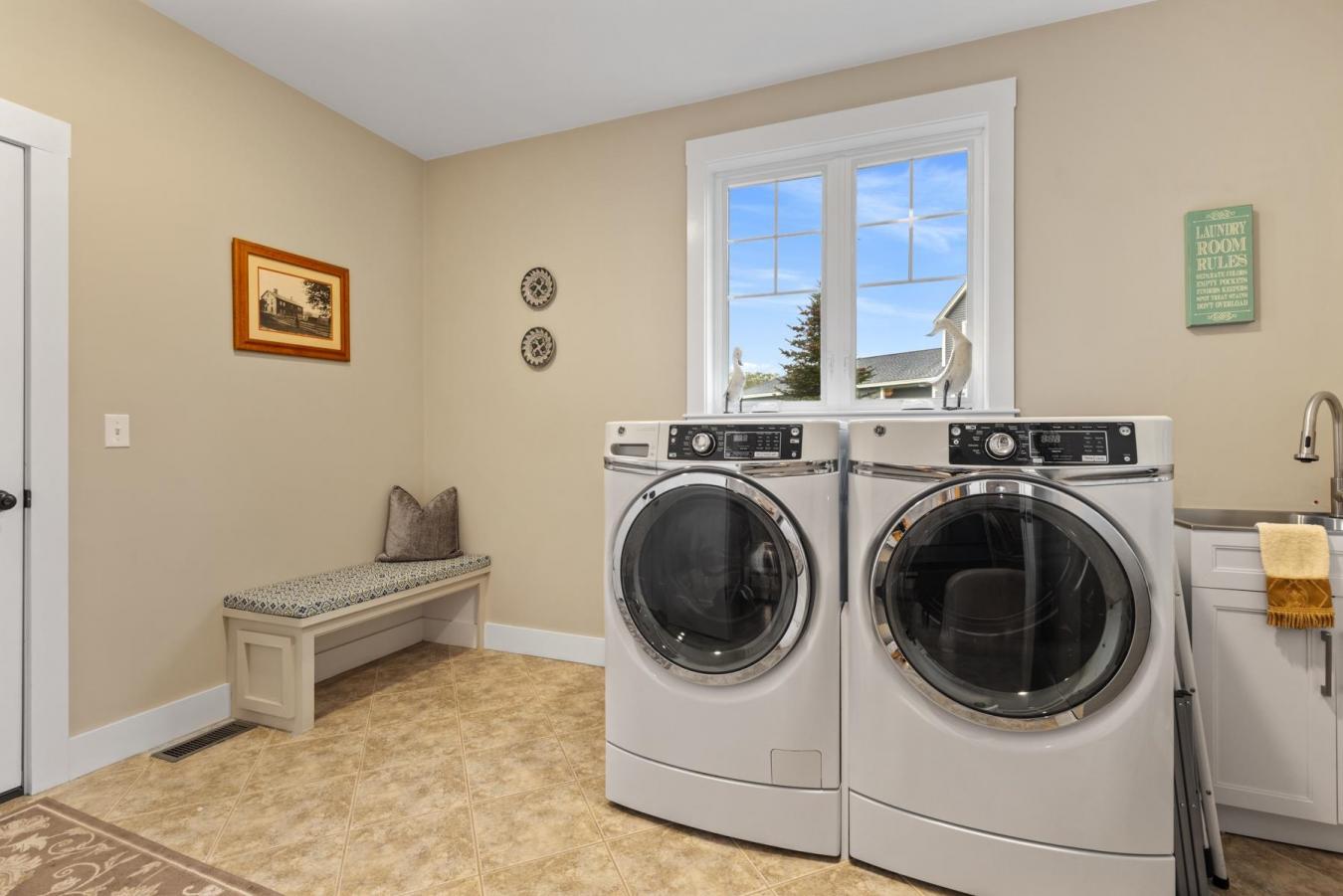 Dover, NH-Strafford, 03820, United States, 3 Bedrooms Bedrooms, ,2 BathroomsBathrooms,Residential,For Sale,2009328