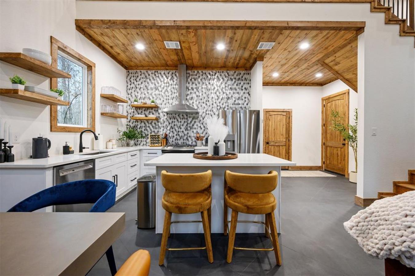 Broken Bow, McCurtain, 74728, United States, 2 Bedrooms Bedrooms, ,2 BathroomsBathrooms,Residential,For Sale,2009763