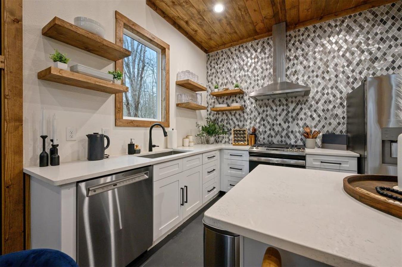 Broken Bow, McCurtain, 74728, United States, 2 Bedrooms Bedrooms, ,2 BathroomsBathrooms,Residential,For Sale,2009763